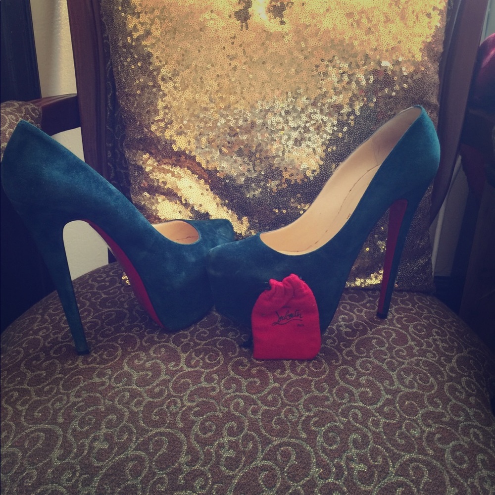 ***Sexy Authentic Navy Blue Louboutin Heels***